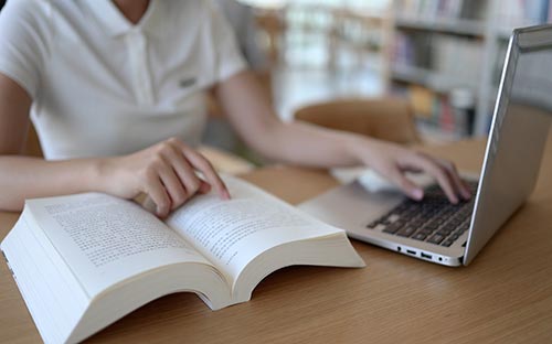 美国雅思成绩要求6分以上“LM”字开头的大学